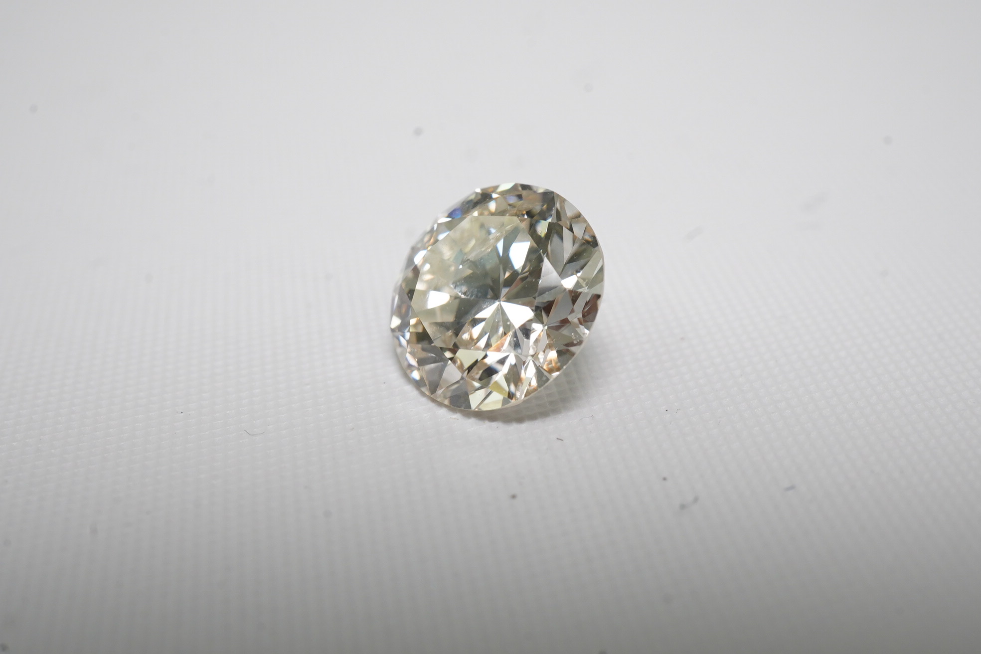 An unmounted round brilliant cut diamond